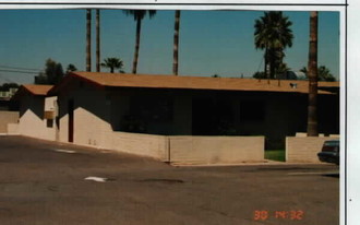 Hamptons on 27th in Phoenix, AZ - Building Photo - Building Photo