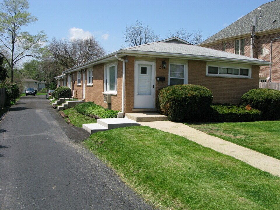 214 S Westmore-Meyers Rd in Lombard, IL - Building Photo