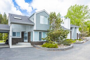 1017 Olympic Dr in Canmore, AB - Building Photo