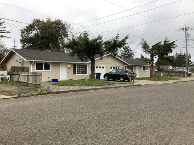 3410-3420 Spruce St in North Bend, OR - Building Photo - Building Photo