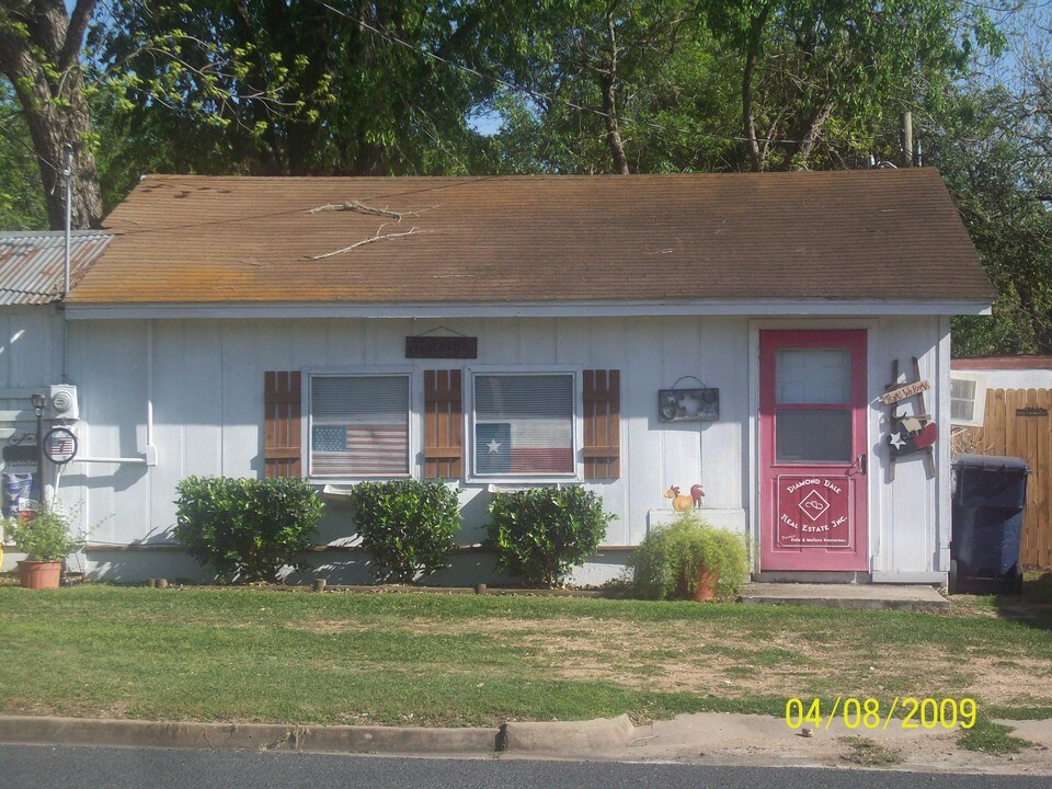 912 S Jefferson St in La Grange, TX - Building Photo