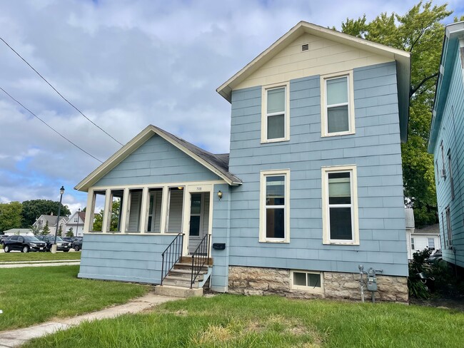 property at 720 W Lincoln Ave