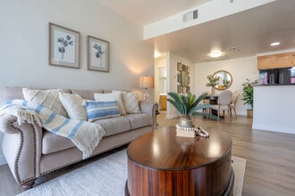 The Village at Heritage Place in Anaheim, CA - Foto de edificio - Interior Photo