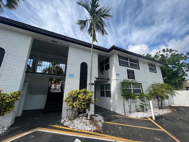 2500 Johnson Street in Hollywood, FL - Foto de edificio - Building Photo