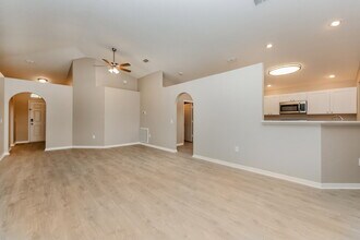 1507 Alhambra Crest Dr in Ruskin, FL - Foto de edificio - Building Photo