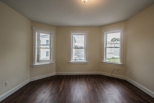 8 Seward Street, Unit 3rd Floor in Worcester, MA - Foto de edificio - Building Photo