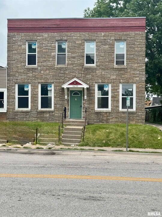 1622 Washington St in Davenport, IA - Building Photo