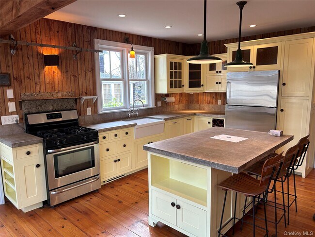 685 Orchard St in Southold, NY - Building Photo - Building Photo