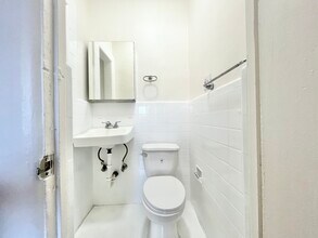 652 S Dunsmuir Ave, Unit 106 in Los Angeles, CA - Building Photo - Building Photo