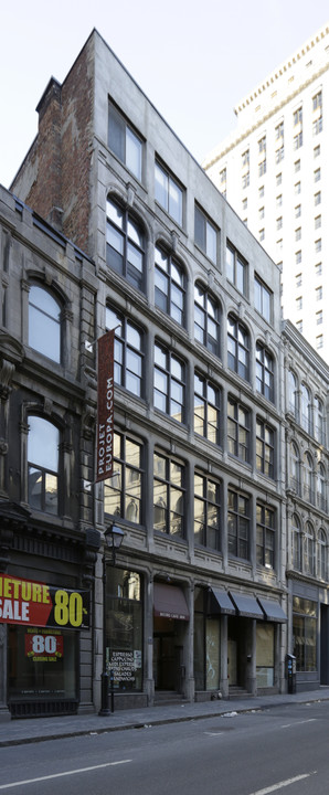 401 Notre-Dame O in Montréal, QC - Building Photo