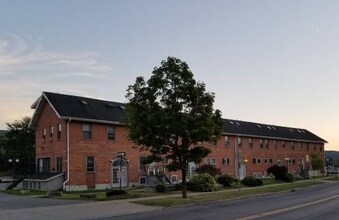 70 Market St, Unit Apt #4 in Oneonta, NY - Building Photo - Building Photo