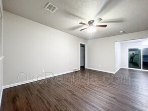 106 Thompson Dr in Moore, OK - Building Photo - Building Photo