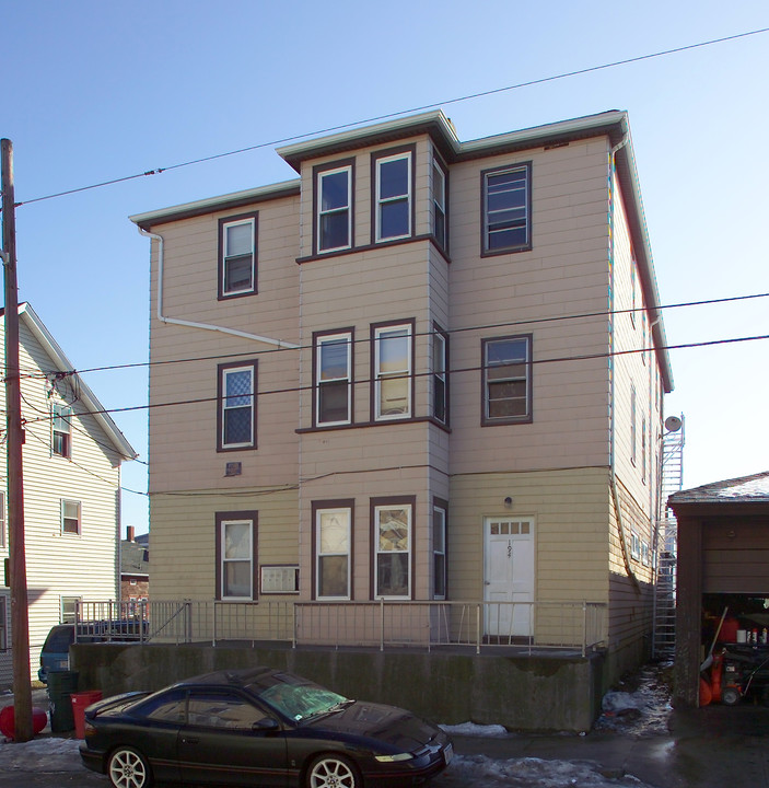 194 5th St in Fall River, MA - Foto de edificio