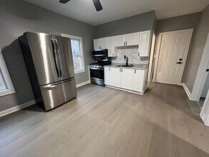 18 Beach St in Fairhaven, MA - Foto de edificio - Building Photo