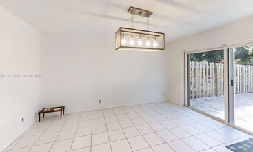 8422 SW 44th Pl in Davie, FL - Building Photo - Building Photo