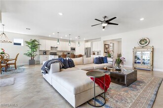 7611 Winding Cypress Dr in Naples, FL - Foto de edificio - Building Photo