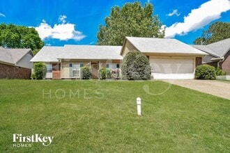 7452 Kingsland Dr in Memphis, TN - Building Photo - Building Photo