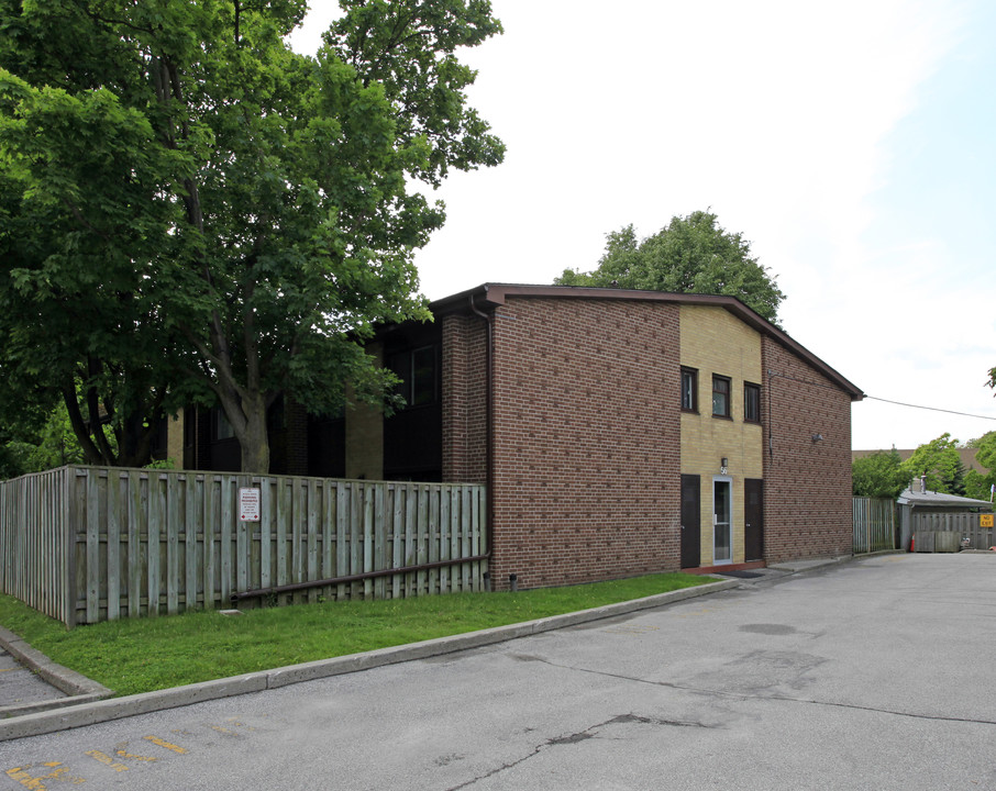 46 Three Valleys Dr in Toronto, ON - Building Photo