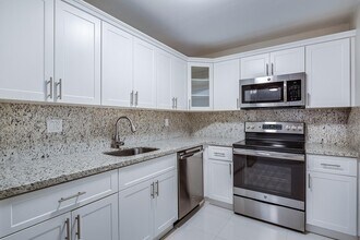 8305 SW 72nd Ave in Miami, FL - Building Photo - Building Photo