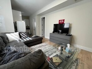 830 Westview Way in West Kelowna, BC - Building Photo - Building Photo