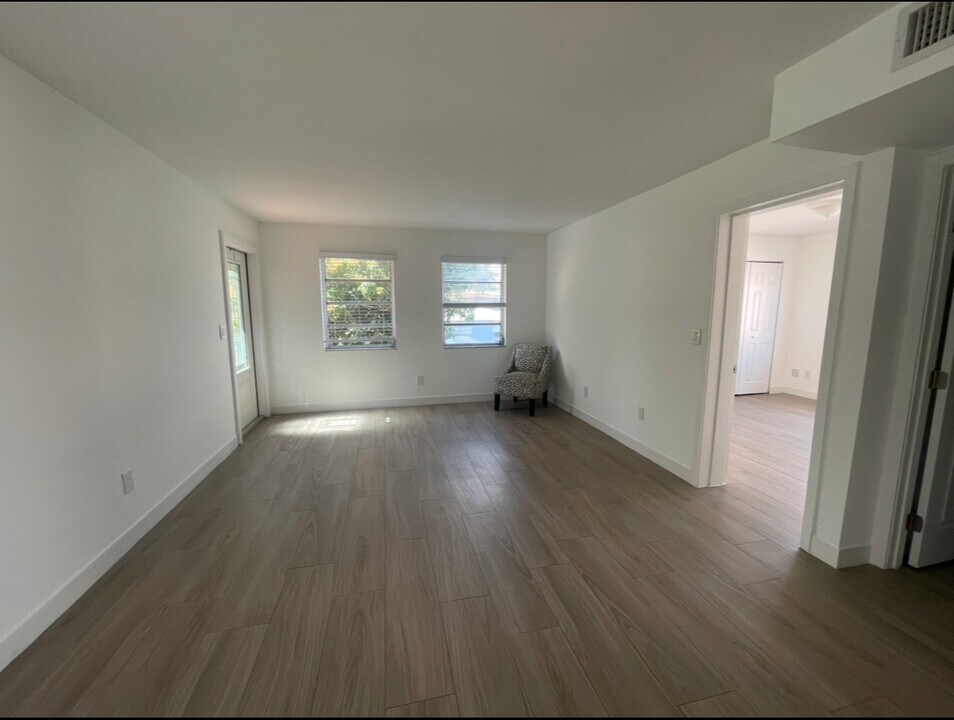 2741 SW 27th St in Miami, FL - Building Photo