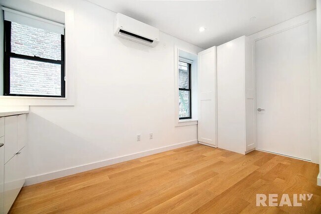 59 Thompson St in New York, NY - Building Photo - Building Photo