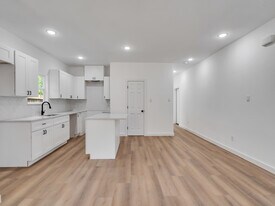 8102 Crestview Dr in Houston, TX - Building Photo
