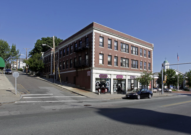 10 Yeamans St in Revere, MA - Foto de edificio - Building Photo