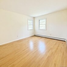 9 Ivy St in Farmingdale, NY - Building Photo - Building Photo