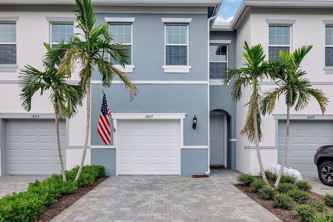 1807 SE Ocean Cove Way in Stuart, FL - Building Photo