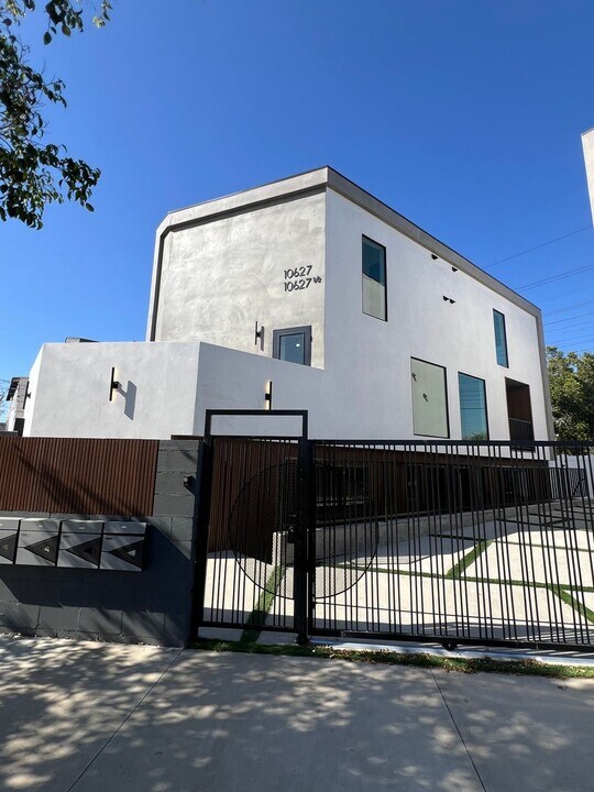 10627 Hatteras St in Los Angeles, CA - Building Photo