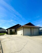 3465 Magnums Way in Redding, CA - Building Photo