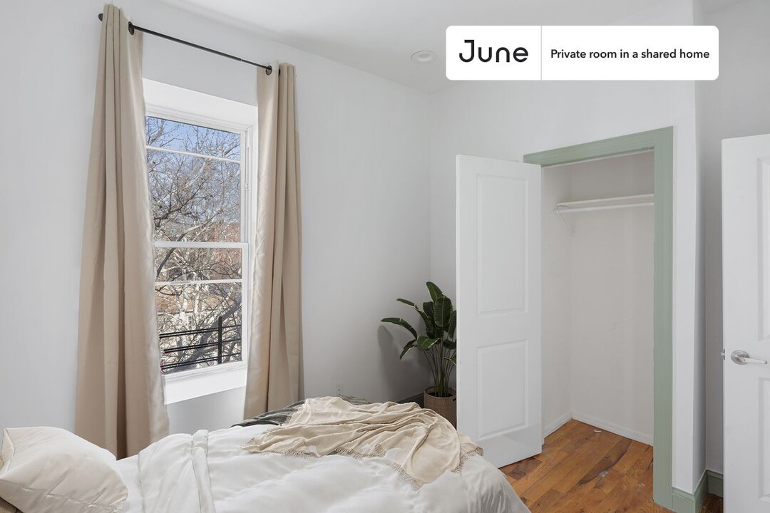 Private bedroom in 4 bed/2 bath Home in New York, NY - Building Photo