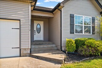 512 Falkland Cir in Clarksville, TN - Building Photo - Building Photo