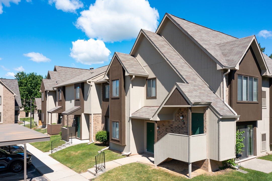 POLO CLUB APARTMENTS in Farmington Hills, MI - Foto de edificio