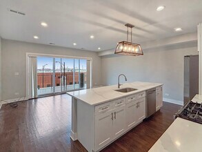 1634 W Cermak Rd in Chicago, IL - Building Photo - Building Photo