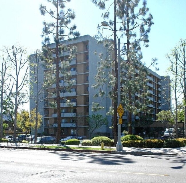 440 N Madison Ave in Pasadena, CA - Building Photo - Building Photo
