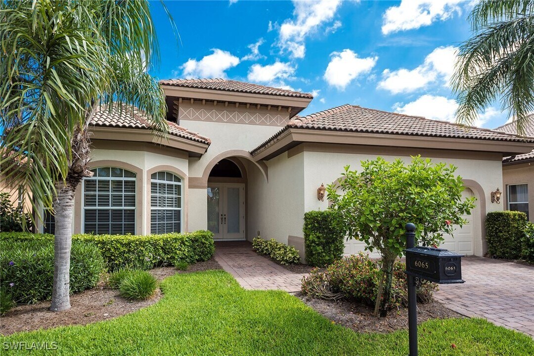 6065 Divot Ct in Naples, FL - Foto de edificio