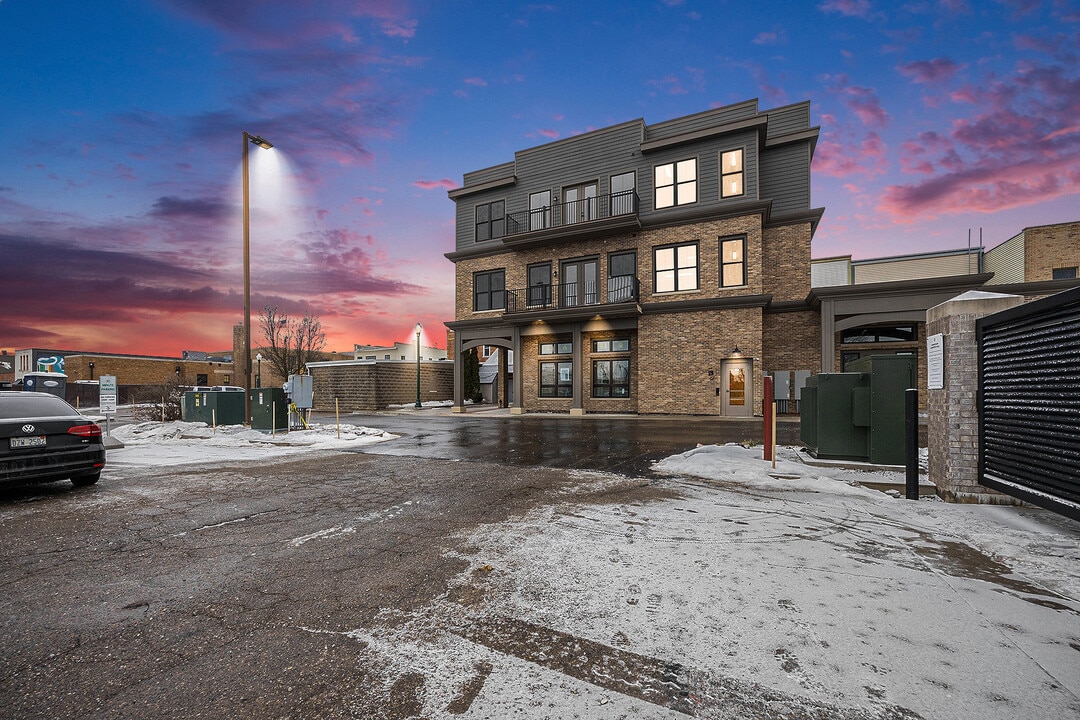 135 E Main Ave in Zeeland, MI - Building Photo