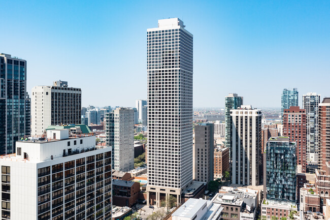 Newberry Plaza in Chicago, IL - Foto de edificio - Building Photo