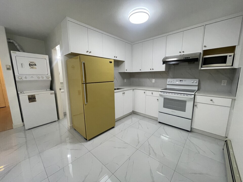 6629 Colborne Ave in Burnaby, BC - Building Photo