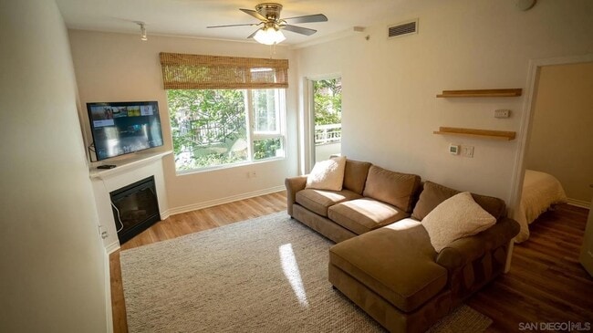 300 W Beech St in San Diego, CA - Foto de edificio - Building Photo