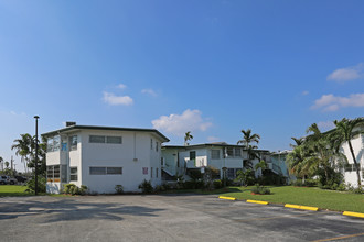 1695 NE Miami Gardens Dr in Miami, FL - Building Photo - Building Photo