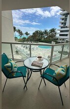 8925 Collins Ave in Surfside, FL - Foto de edificio - Building Photo