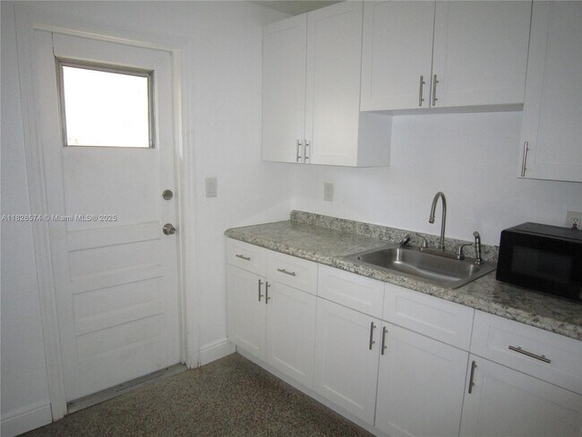 2039 Taylor St in Hollywood, FL - Building Photo - Building Photo