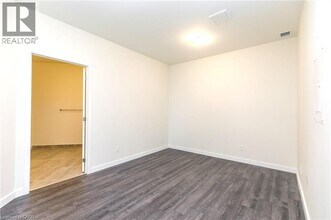 690 King St W in Waterloo, ON - Building Photo - Building Photo