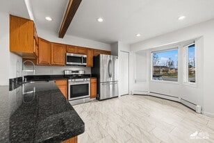 6627 Zurich St in Anchorage, AK - Building Photo