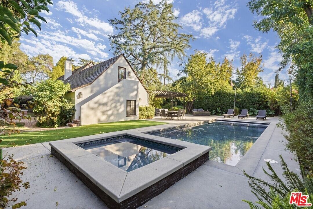 23057 Sylvan St in Los Angeles, CA - Building Photo