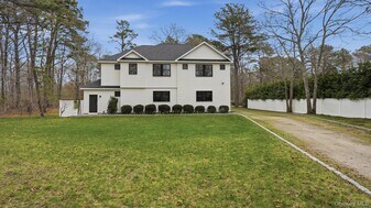 420 Maple Ave S in Riverhead, NY - Building Photo