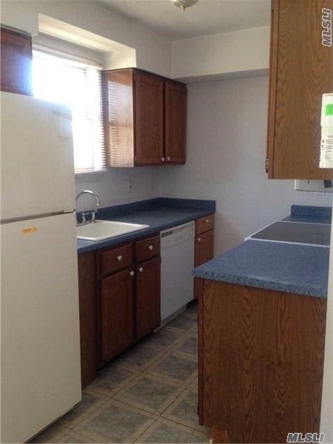 23 Sands Point Rd-Unit -2 in Port Washington, NY - Building Photo - Building Photo